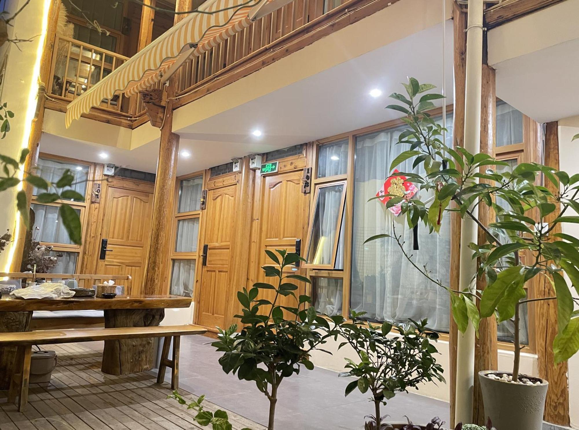 Big Tree Guesthouse - Naxi Old Style 리장 외부 사진